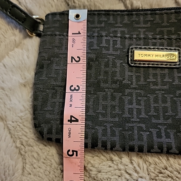Tommy Hilfiger Black Logo Wristlet Wallet - Picture 8 of 8